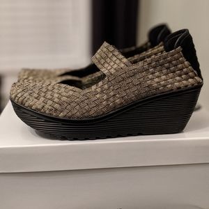 Nine West Slip on Wedges Size 8.5 Bronze